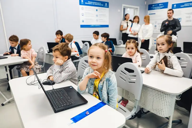 Дети с учителем у ноутбука