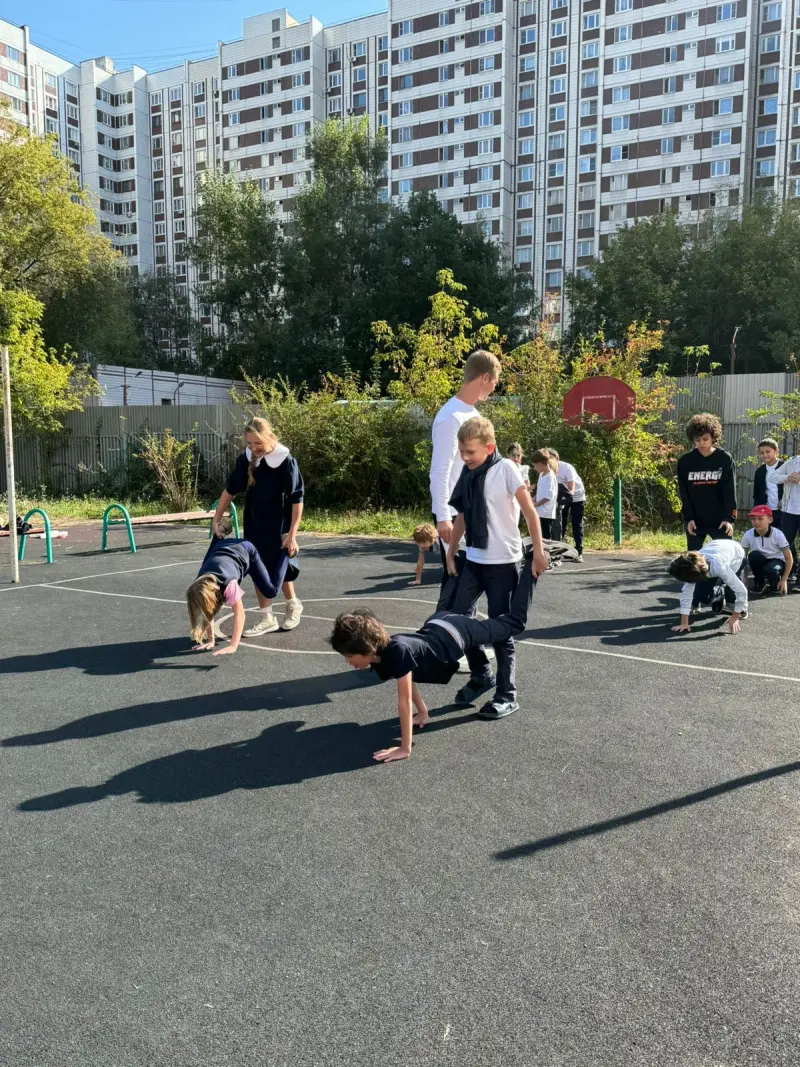 Дети играют на уличной спортплощадке